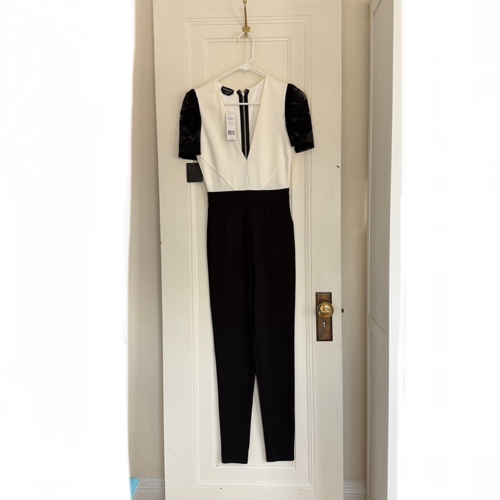 Bebe jumpsuit, v-neck with lace (slightly) puff sleeves